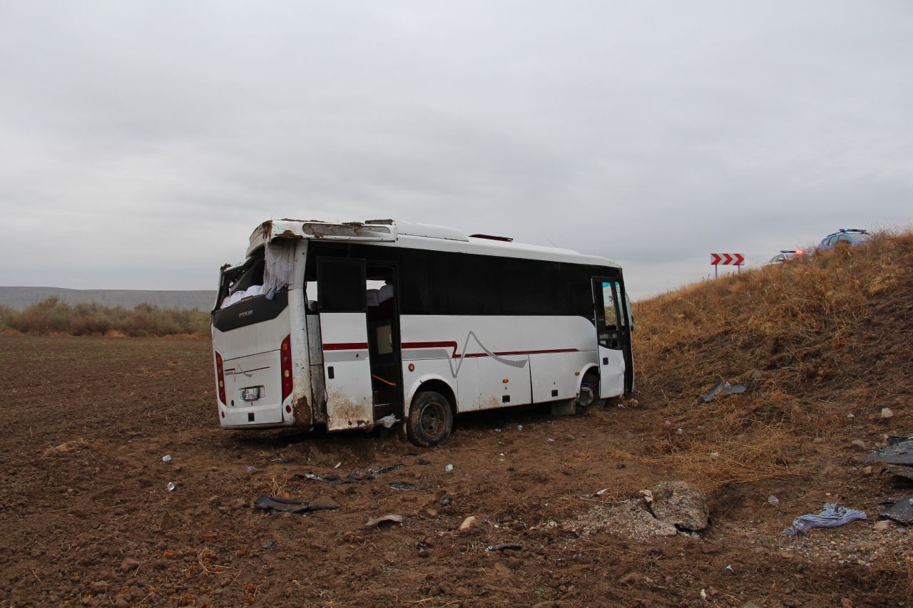 Çankırı'da feci kaza: Cenazeye gidenleri taşıyan midibüs şarampole devrildi! 29 yaralı var... 2