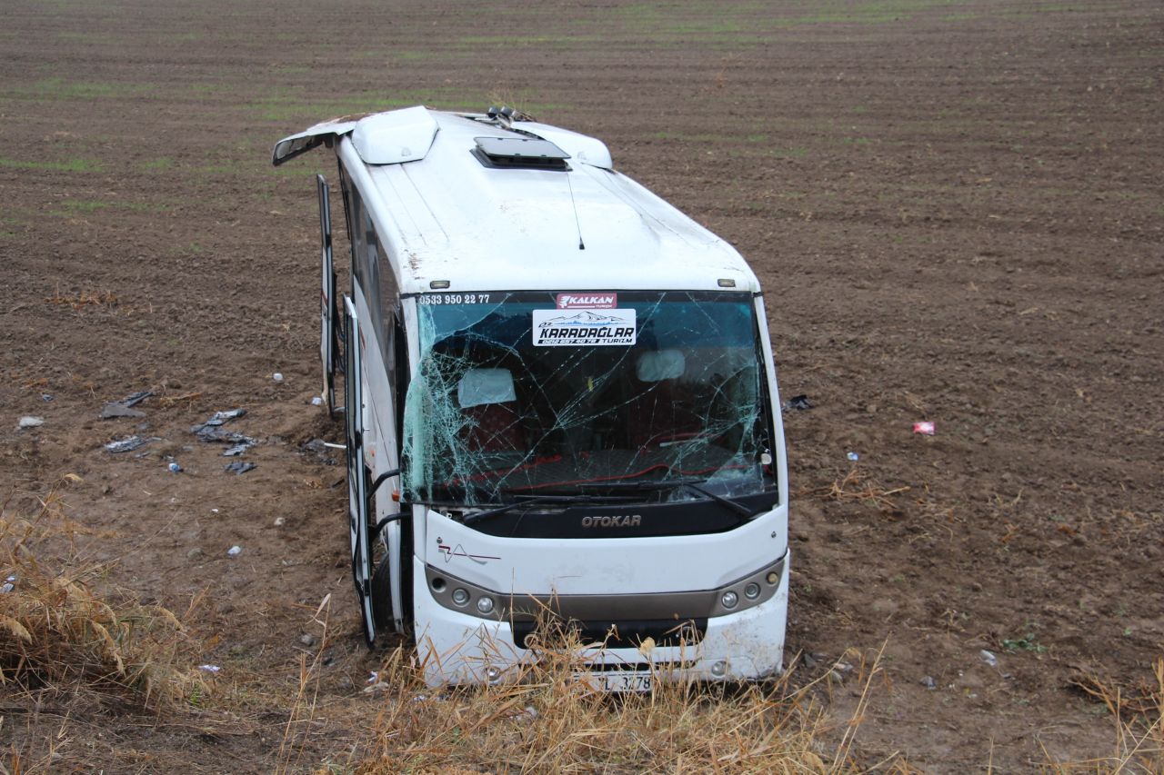 Çankırı'da feci kaza: Cenazeye gidenleri taşıyan midibüs şarampole devrildi! 29 yaralı var... 1