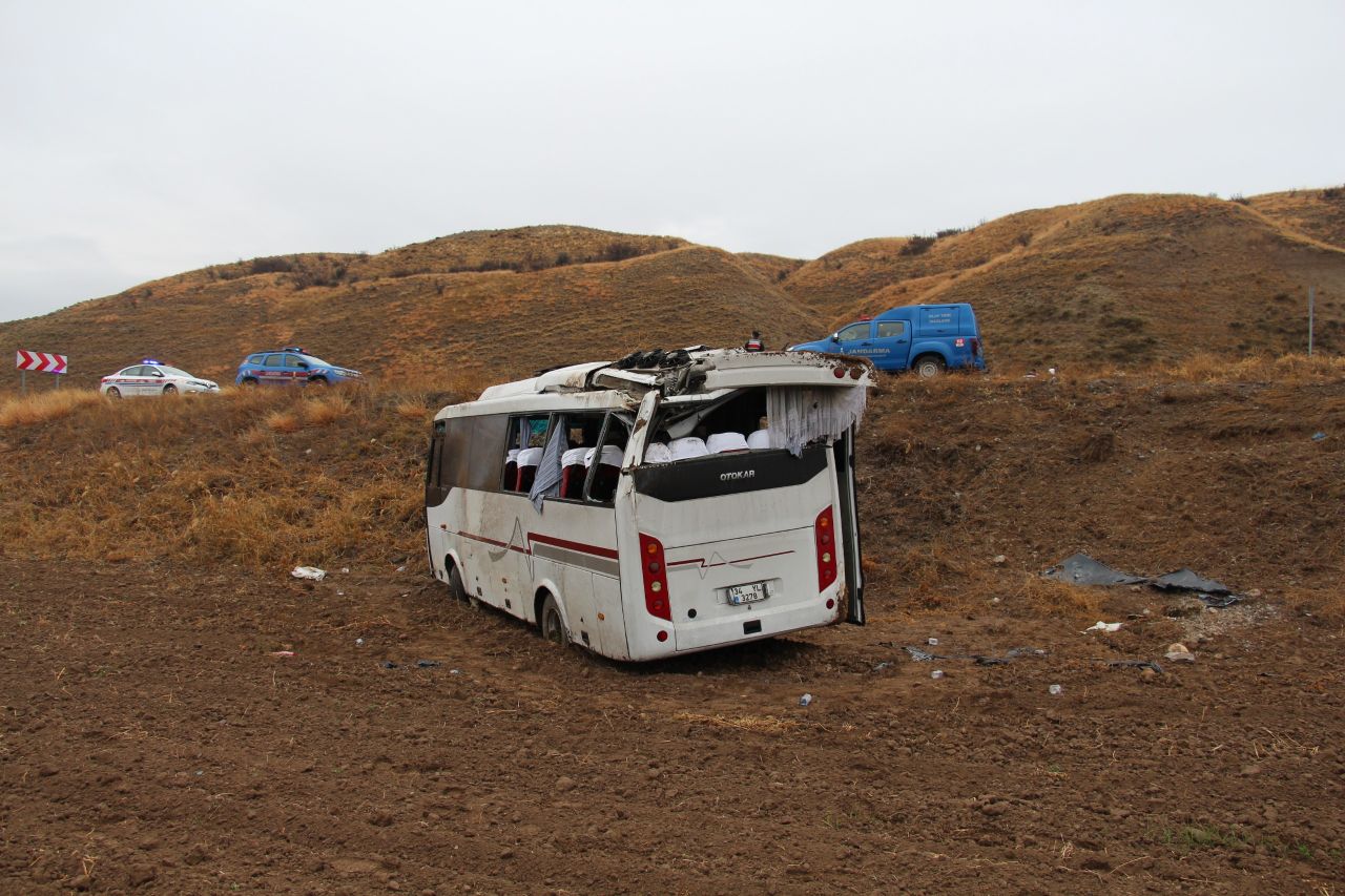 Çankırı'da feci kaza: Cenazeye gidenleri taşıyan midibüs şarampole devrildi! 29 yaralı var... 4