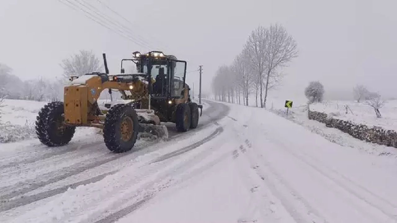 İstanbul'un ilçelerinde kar başladı! Cadde ve sokaklar beyaza büründü 1