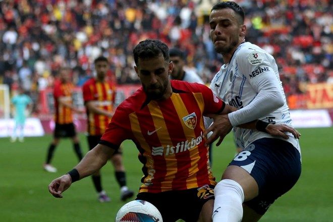 Trio ekibi açıkladı! Fenerbahçe'nin Kayserispor maçında fahiş hakem hatası: "Filip Kostic kendisini yere atıyor, penaltıyla alakası yok" 9