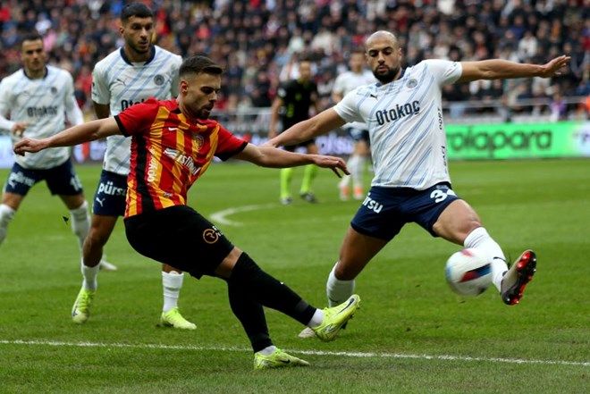 Trio ekibi açıkladı! Fenerbahçe'nin Kayserispor maçında fahiş hakem hatası: "Filip Kostic kendisini yere atıyor, penaltıyla alakası yok" 10