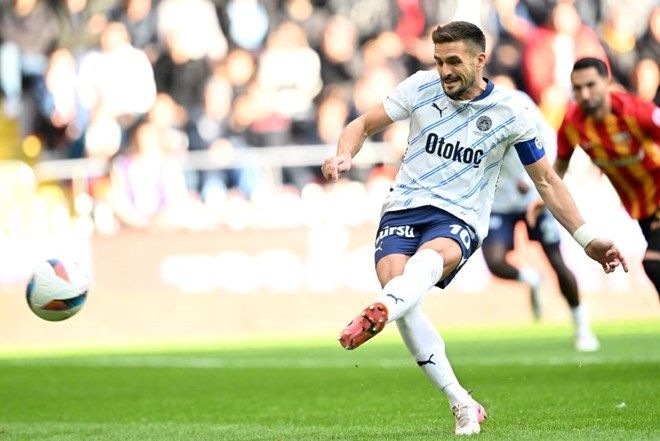 Trio ekibi açıkladı! Fenerbahçe'nin Kayserispor maçında fahiş hakem hatası: "Filip Kostic kendisini yere atıyor, penaltıyla alakası yok" 2