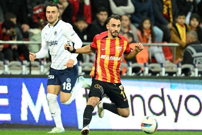 Trio ekibi açıkladı! Fenerbahçe'nin Kayserispor maçında fahiş hakem hatası: "Filip Kostic kendisini yere atıyor, penaltıyla alakası yok" 5