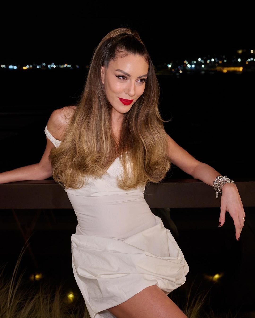 Sinem Kobal, tarzıyla yine büyüledi! Süper mini elbisesiyle geceye damga vurdu 2