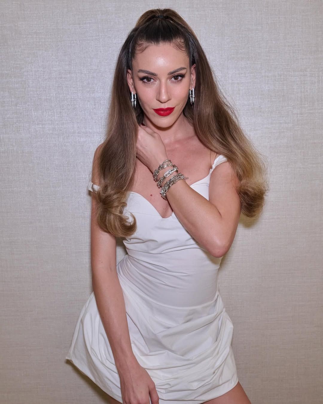 Sinem Kobal, tarzıyla yine büyüledi! Süper mini elbisesiyle geceye damga vurdu 3