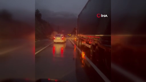 Artvin'de dev kaya parçaları yola düştü! Karayolu ulaşıma kapandı! 1