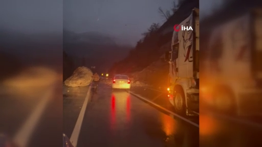 Artvin'de dev kaya parçaları yola düştü! Karayolu ulaşıma kapandı! 2