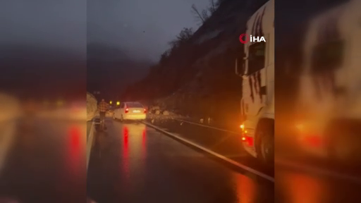 Artvin'de dev kaya parçaları yola düştü! Karayolu ulaşıma kapandı! 3