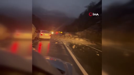 Artvin'de dev kaya parçaları yola düştü! Karayolu ulaşıma kapandı! 4