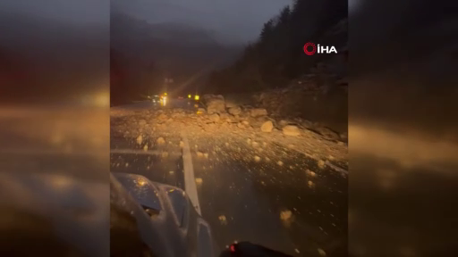Artvin'de dev kaya parçaları yola düştü! Karayolu ulaşıma kapandı! 5