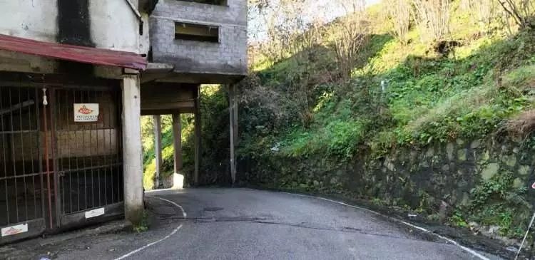 Trabzon'daki bu yolu görenler hayrete düşüyor! Altından kara yolu geçen bina... 4
