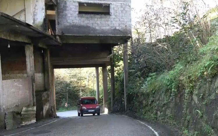 Trabzon'daki bu yolu görenler hayrete düşüyor! Altından kara yolu geçen bina... 1