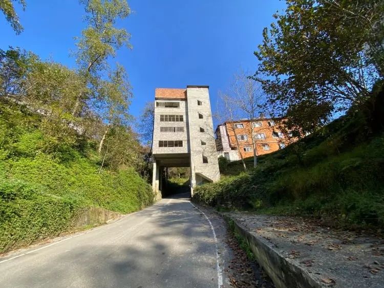 Trabzon'daki bu yolu görenler hayrete düşüyor! Altından kara yolu geçen bina... 10