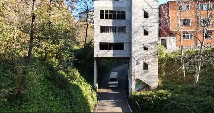 Trabzon'daki bu yolu görenler hayrete düşüyor! Altından kara yolu geçen bina... 5