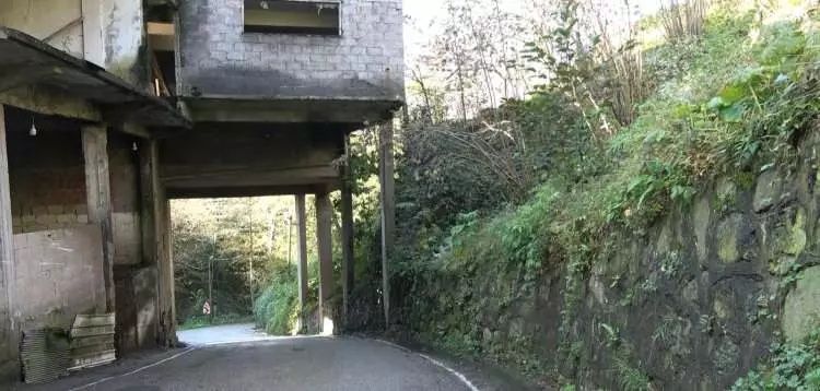 Trabzon'daki bu yolu görenler hayrete düşüyor! Altından kara yolu geçen bina... 6