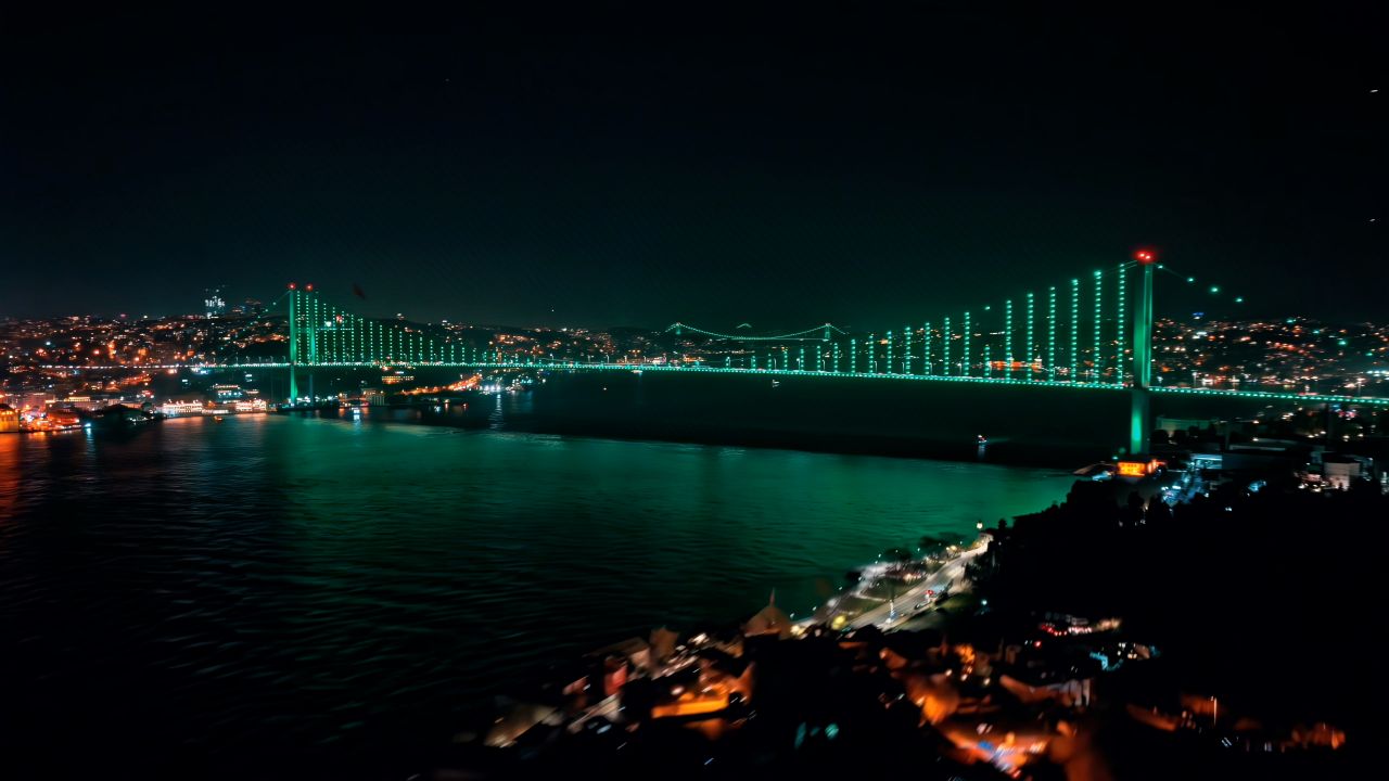Bağımsızlık seferliği başladı: Yeşilay ve İçişleri Bakanlığı el ele verdi! İstanbul'daki 3 köprü yeşile boyandı 3