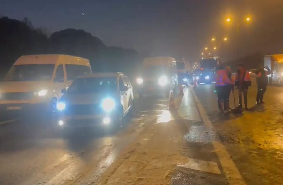 TEM'de trafik kilitlendi! Esenyurt TEM'de, yakıt tankeri kamyona arkadan çarptı! 2