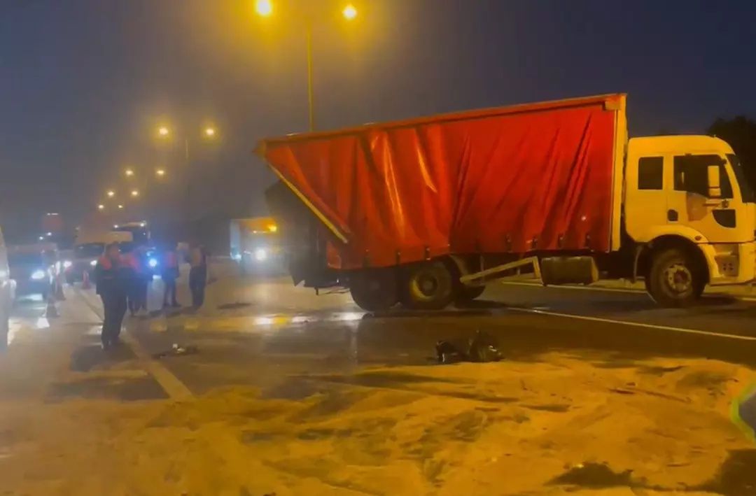 TEM'de trafik kilitlendi! Esenyurt TEM'de, yakıt tankeri kamyona arkadan çarptı! 3