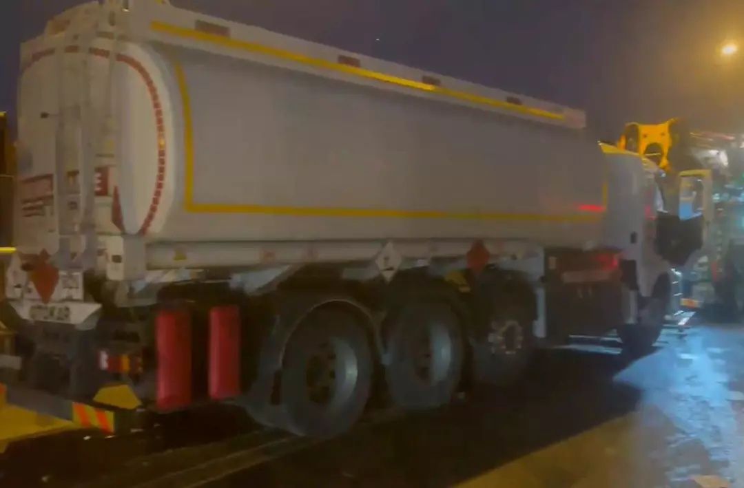 TEM'de trafik kilitlendi! Esenyurt TEM'de, yakıt tankeri kamyona arkadan çarptı! 4