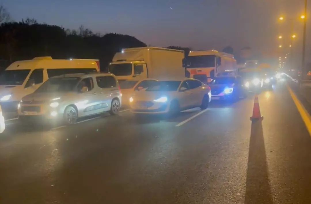 TEM'de trafik kilitlendi! Esenyurt TEM'de, yakıt tankeri kamyona arkadan çarptı! 1