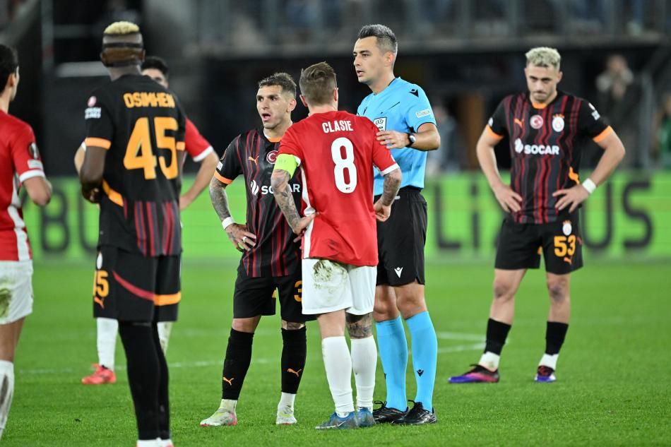 "Galatasaray'ın ofsayt sebebiyle iptal edilen golü öncesi net bir penaltı var! Hakem Davinson Sanchez'in çekilerek düşürülmesini görmedi" 2