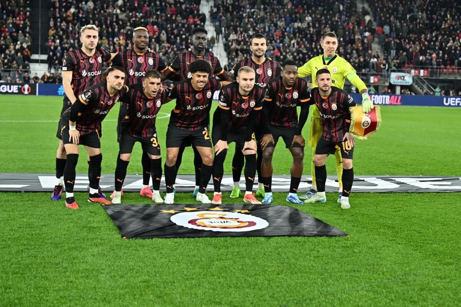 "Galatasaray'ın ofsayt sebebiyle iptal edilen golü öncesi net bir penaltı var! Hakem Davinson Sanchez'in çekilerek düşürülmesini görmedi" 1
