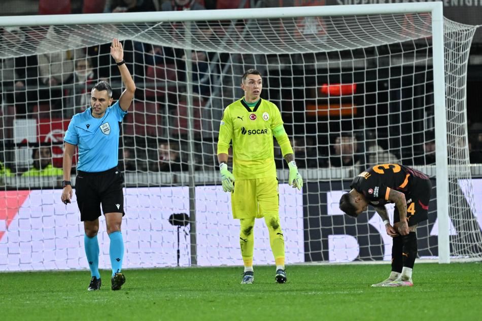 "Galatasaray'ın ofsayt sebebiyle iptal edilen golü öncesi net bir penaltı var! Hakem Davinson Sanchez'in çekilerek düşürülmesini görmedi" 6