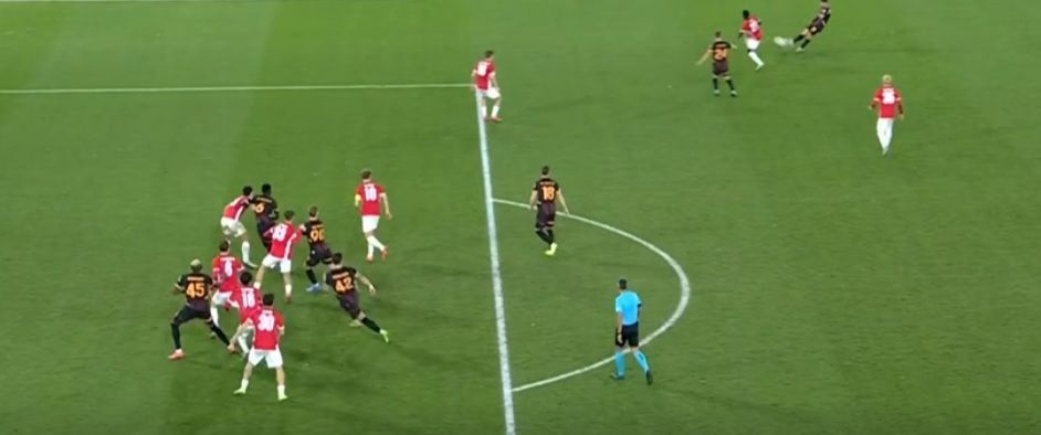 "Galatasaray'ın ofsayt sebebiyle iptal edilen golü öncesi net bir penaltı var! Hakem Davinson Sanchez'in çekilerek düşürülmesini görmedi" 7