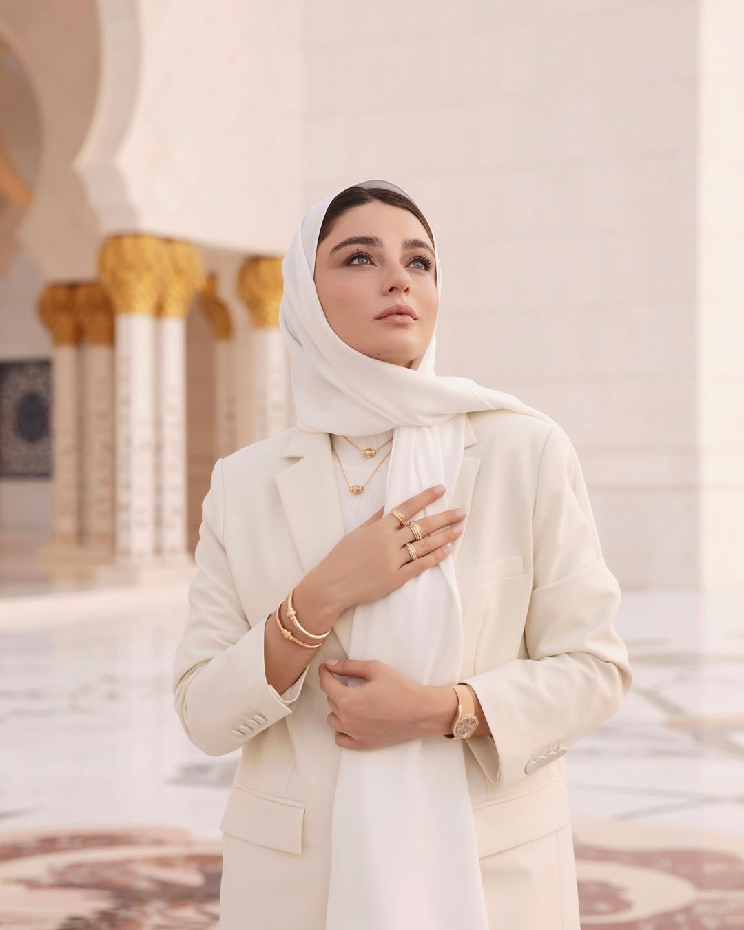 Ünlü oyuncu Ayça Ayşin Turan'ın başını örtüp poz verdiği fotoğraflar beğeni topladı 7