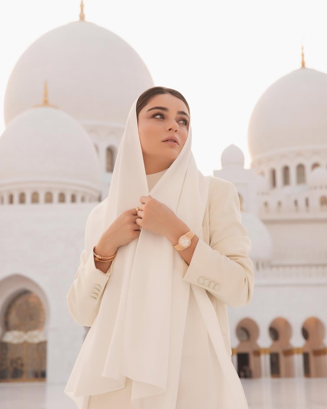 Ünlü oyuncu Ayça Ayşin Turan'ın başını örtüp poz verdiği fotoğraflar beğeni topladı 5
