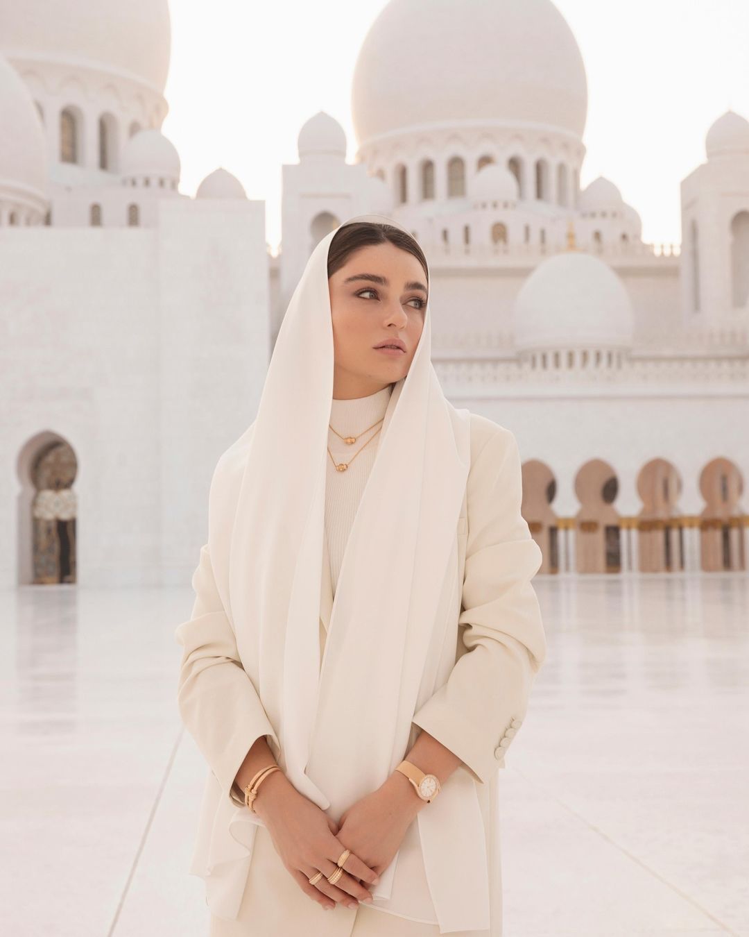Ünlü oyuncu Ayça Ayşin Turan'ın başını örtüp poz verdiği fotoğraflar beğeni topladı 6