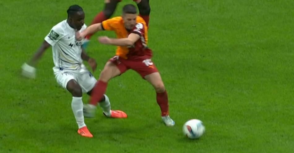 Hakem yorumcuları net konuştu: "Galatasaray'ın yediği ilk gol öncesi faul var, Barış Alper Yılmaz'a yapılan hareket de net penaltı!" 11