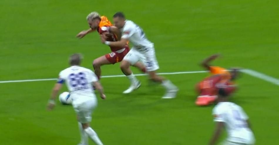Hakem yorumcuları net konuştu: "Galatasaray'ın yediği ilk gol öncesi faul var, Barış Alper Yılmaz'a yapılan hareket de net penaltı!" 5