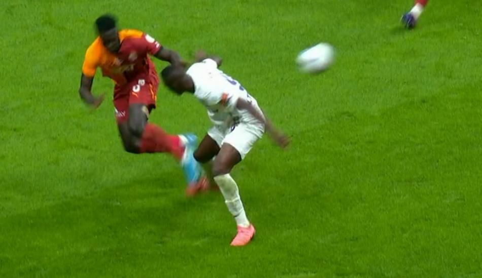 Hakem yorumcuları net konuştu: "Galatasaray'ın yediği ilk gol öncesi faul var, Barış Alper Yılmaz'a yapılan hareket de net penaltı!" 9