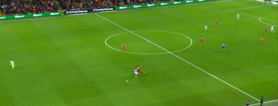 Hakem yorumcuları net konuştu: "Galatasaray'ın yediği ilk gol öncesi faul var, Barış Alper Yılmaz'a yapılan hareket de net penaltı!" 6