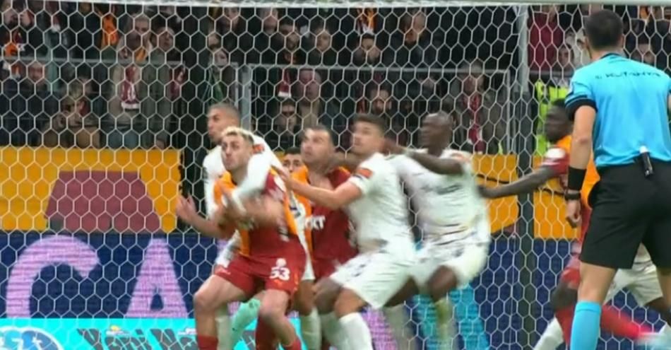 Hakem yorumcuları net konuştu: "Galatasaray'ın yediği ilk gol öncesi faul var, Barış Alper Yılmaz'a yapılan hareket de net penaltı!" 7