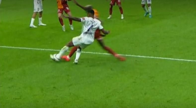 Hakem yorumcuları net konuştu: "Galatasaray'ın yediği ilk gol öncesi faul var, Barış Alper Yılmaz'a yapılan hareket de net penaltı!" 4