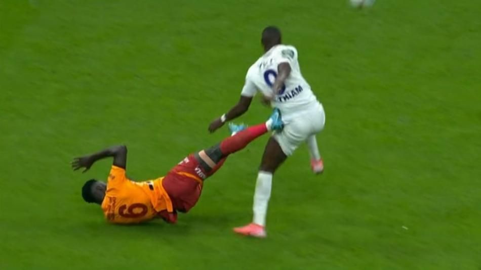 Hakem yorumcuları net konuştu: "Galatasaray'ın yediği ilk gol öncesi faul var, Barış Alper Yılmaz'a yapılan hareket de net penaltı!" 3