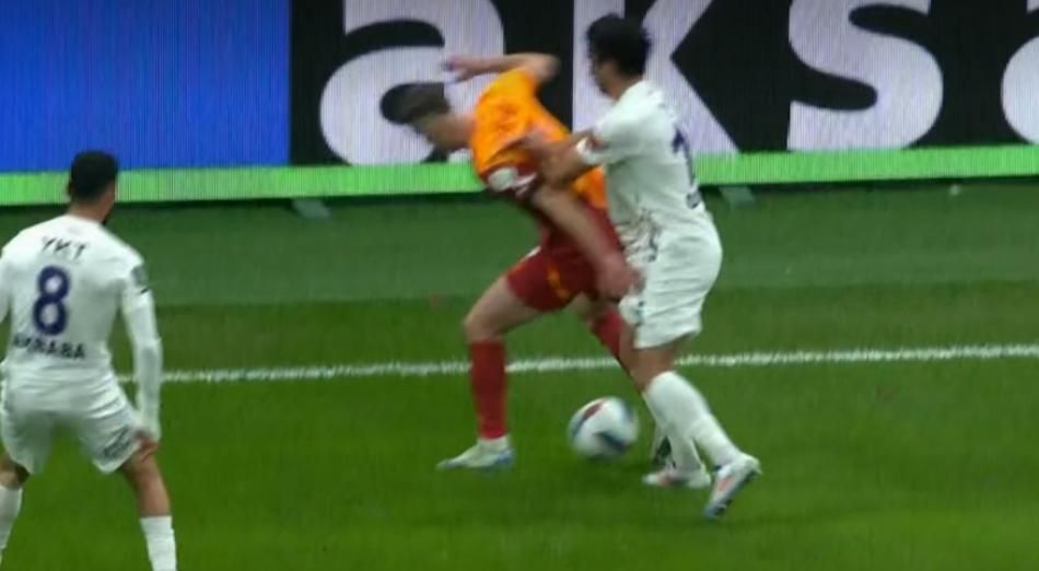 Hakem yorumcuları net konuştu: "Galatasaray'ın yediği ilk gol öncesi faul var, Barış Alper Yılmaz'a yapılan hareket de net penaltı!" 2