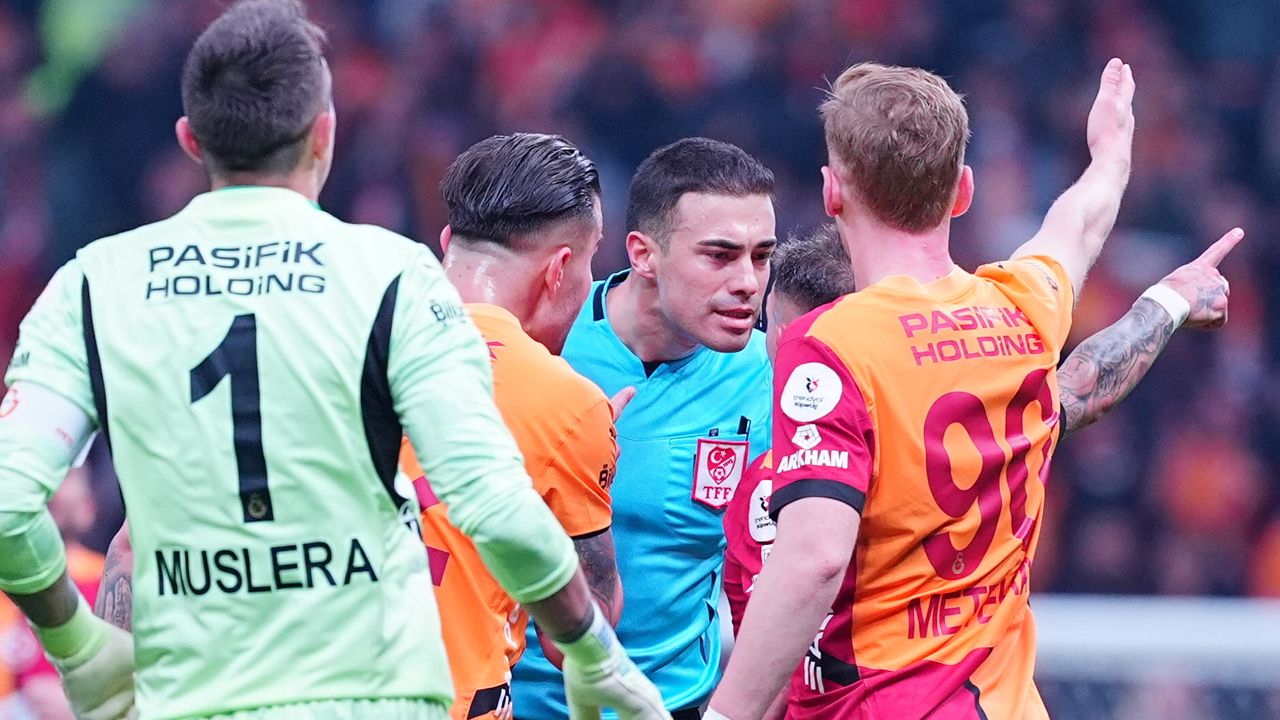 Hakem yorumcuları net konuştu: "Galatasaray'ın yediği ilk gol öncesi faul var, Barış Alper Yılmaz'a yapılan hareket de net penaltı!" 1