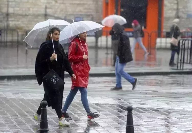 Meteoroloji'den kuvvetli sağanak uyarısı! Ani sel ve su baskınlarına dikkat... İşte 3 Aralık Salı hava durumu raporu... 2