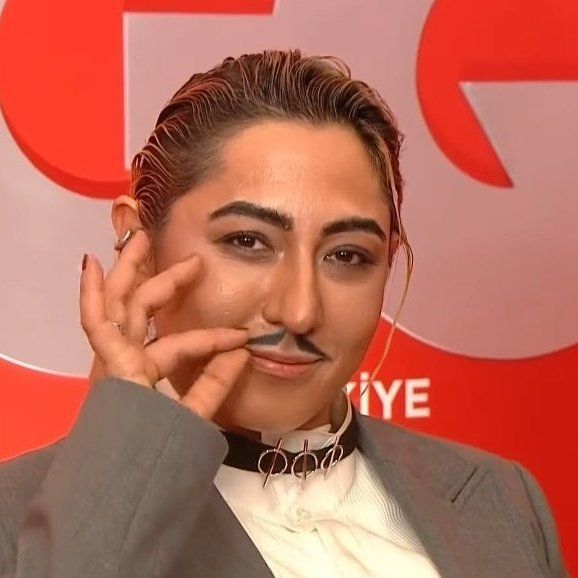 Kalben, erkek kılığına girdi! Kadınlara yönelik şiddeti protesto etti 1