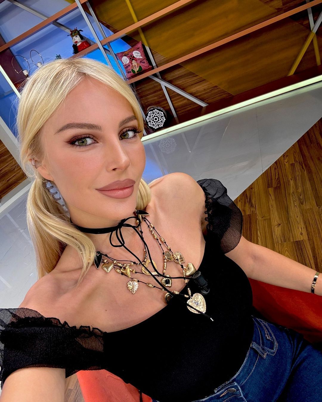 Hande Sarıoğlu ve Pınar Eliçe, Nesrin Cavadzade'nin dekoltesini eleştirdi! Yorumculara tepki gecikmedi 5
