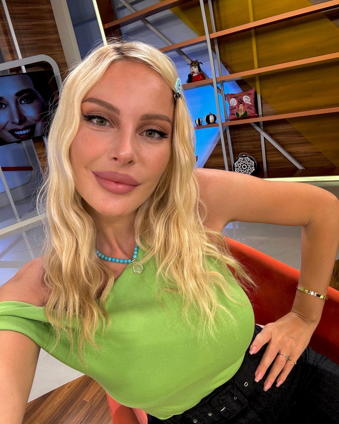 Hande Sarıoğlu ve Pınar Eliçe, Nesrin Cavadzade'nin dekoltesini eleştirdi! Yorumculara tepki gecikmedi 4
