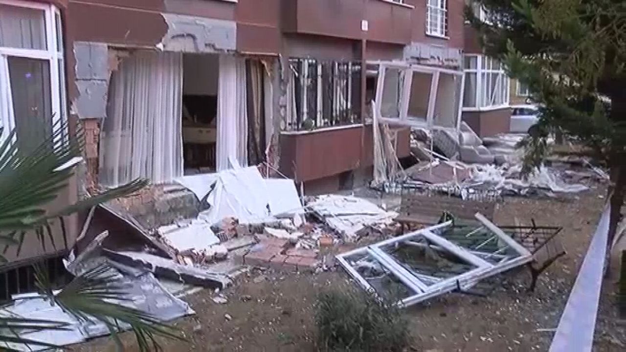 İstanbul'da 14 katlı binada patlama! 1 kişi öldü, 3 yaralı var... Patlama anı kamerada 10
