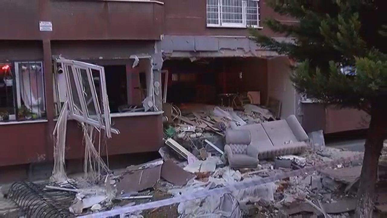 İstanbul'da 14 katlı binada patlama! 1 kişi öldü, 3 yaralı var... Patlama anı kamerada 7