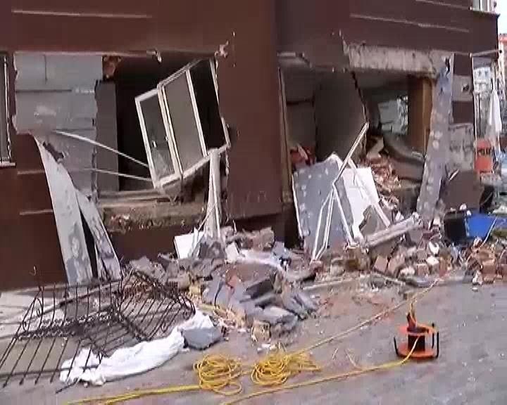İstanbul'da 14 katlı binada patlama! 1 kişi öldü, 3 yaralı var... Patlama anı kamerada 3