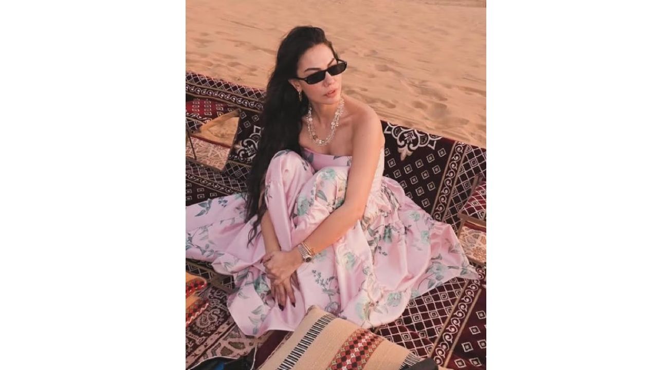 Çöl kumsallarında tarzıyla yaktı geçti! İşte Demet Özdemir'in kusursuz pozları... 3