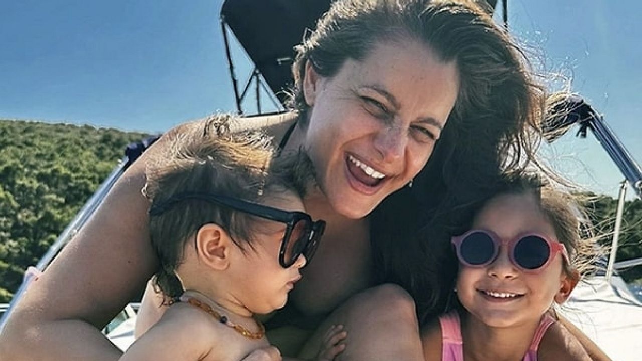 Atiye üçüncü kez anne oldu! Aile pozuyla mutluluğunu paylaştı: 4. bebekte gelebilir... 1